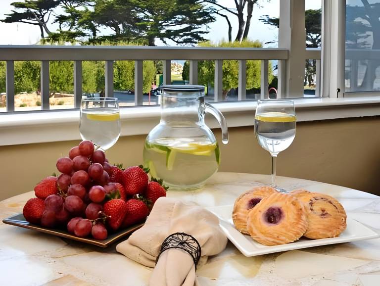 Lovers Point Inn — photo 5