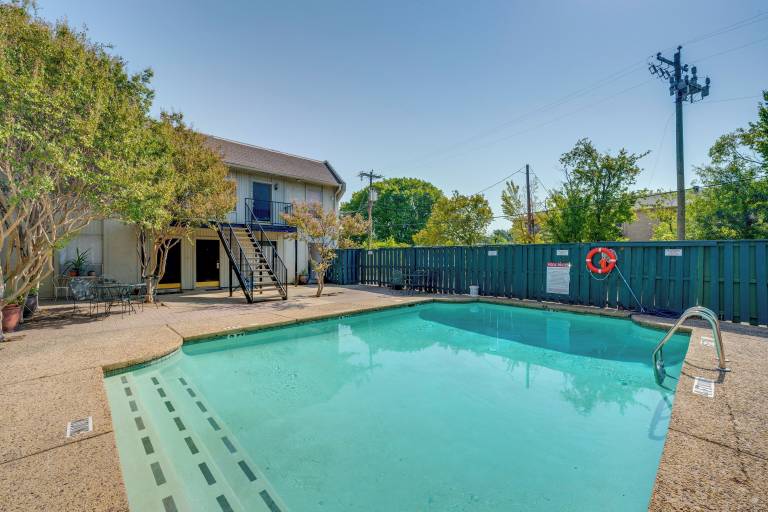 Condo  Knox / Henderson