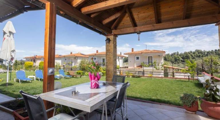 Villa with patio, grill & yard — photo 4