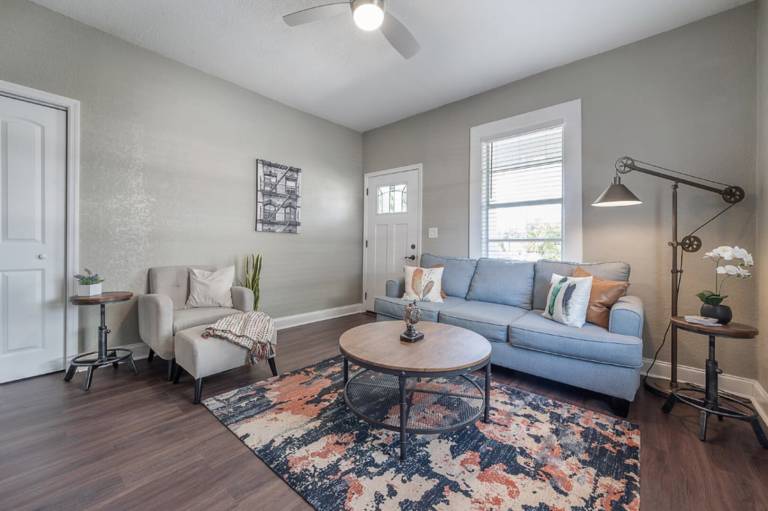 "The Typesetter Flat" - 1BR Apt Fire pit Grill — photo 3