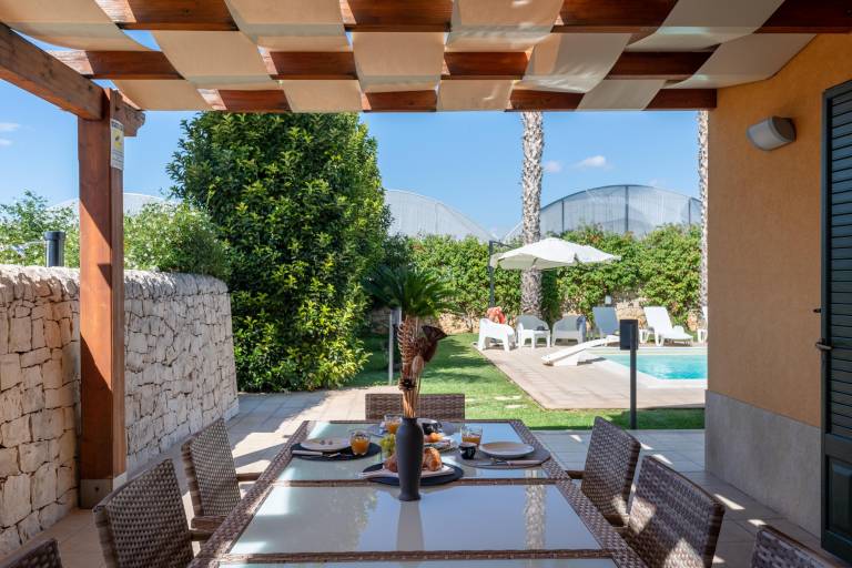 Villa with barbecue, garden & private pool — photo 5