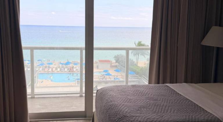 Direct Ocean View Condo, Balcony kitchen pool gym sauna valet parking direct beach access for perfect — photo 2