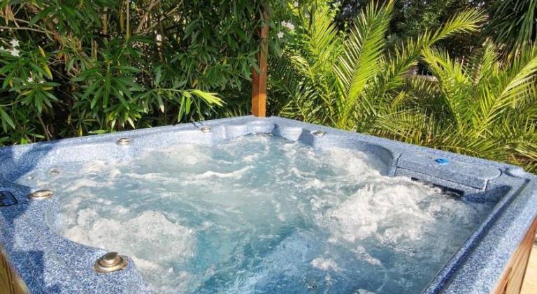 Villa with hot tub & pool — photo 4