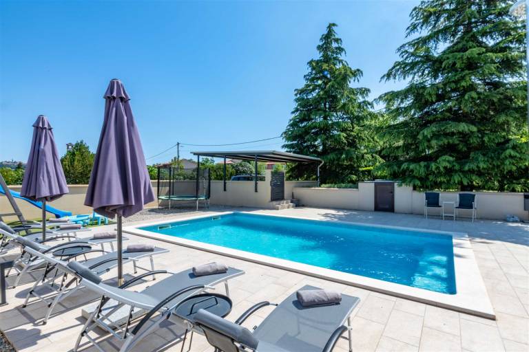 Rental with yard, terrace & BBQ | Pool view — photo 3