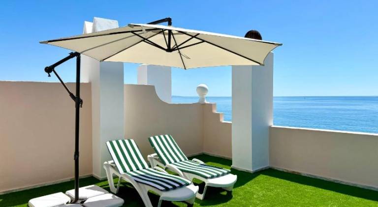 House with yard, terrace & private pool in Estepona