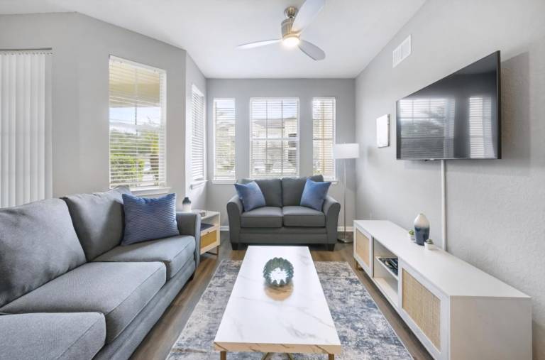 Condo with pool & patio | City view — photo 5