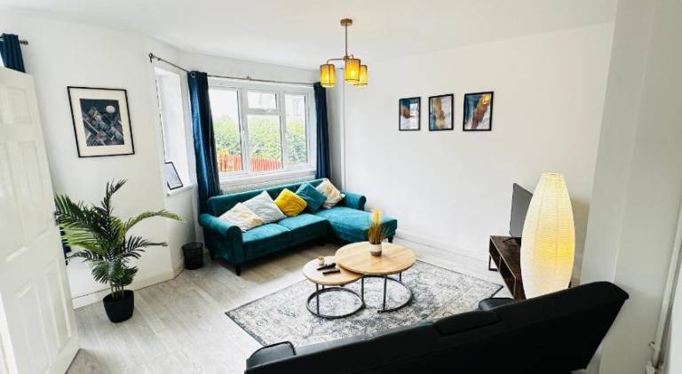 Pengam House Cardiff 3 Bedroom 2 Bathroom with free parking work desk fast internet close to City Ce in Cardiff