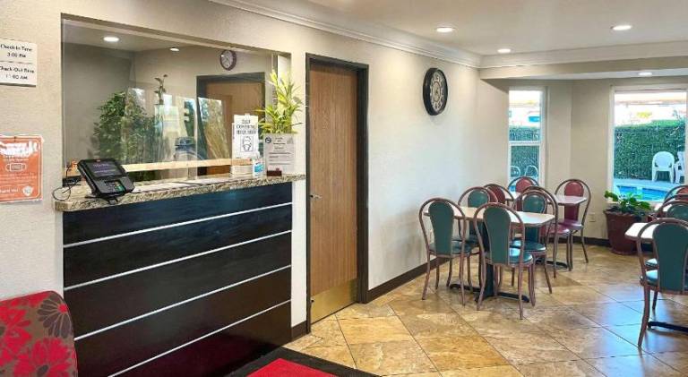 Econo Lodge Inn & Suites Corning Travel Center — photo 2