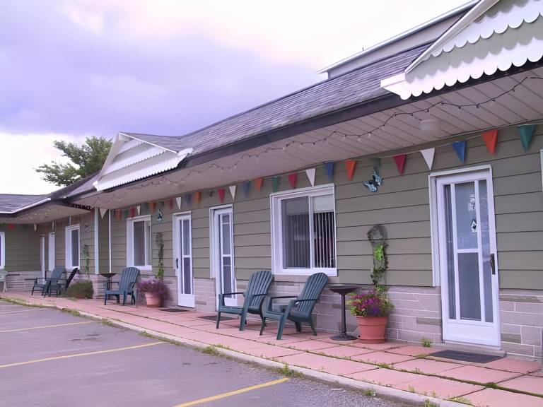 Haileybury Beach Motel in Temiskaming Shores, ON