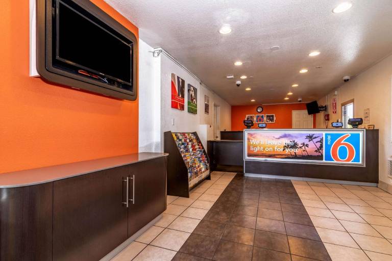 Motel 6 Palm Springs, CA - East - Palm Canyon — photo 5