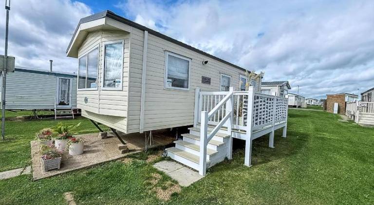 Lovely 6 Berth Caravan With Decking At California Cliffs In Scratby Ref 50027F in Great Yarmouth