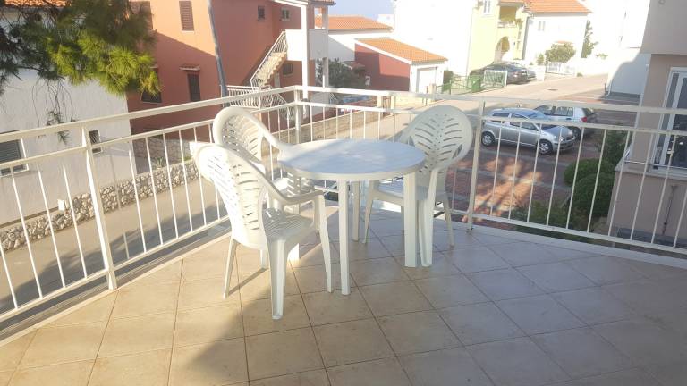 Apartment with patio — photo 2