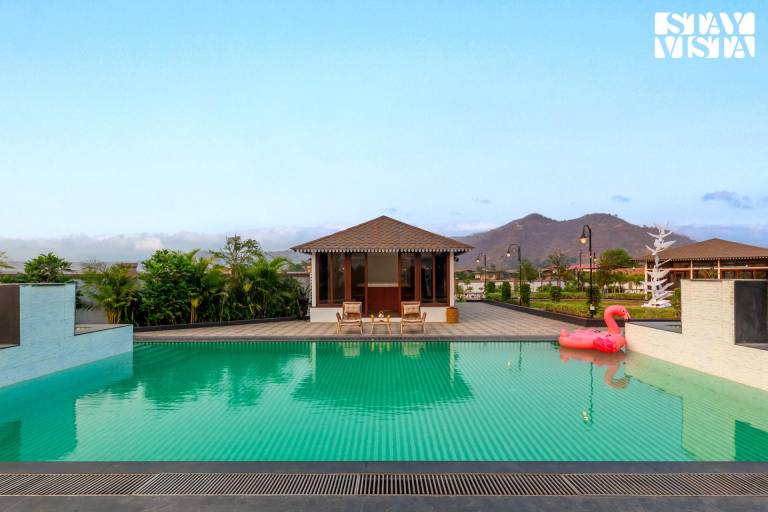 Villa with hot tub, yard & pool in Khalapur