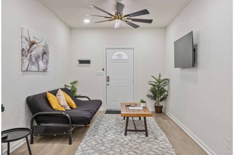 Glorius Amazing 2BR 1BA Stay Near Lively Downtown