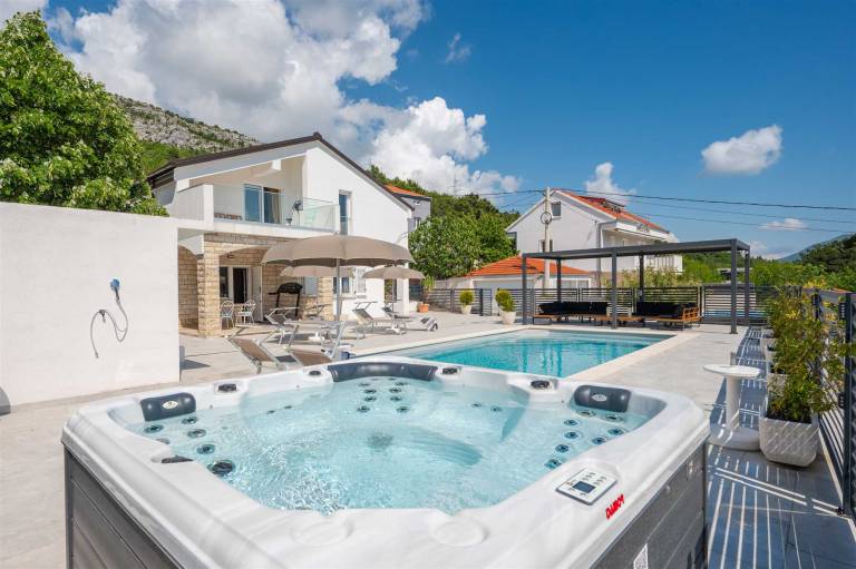 NEW! Villa Magnolia with 41 sqm pool, Jacuzzi, 8km from sea — photo 2
