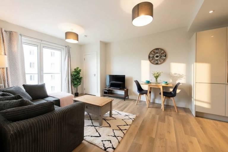 Spacious & Bright 1 Bed Apartment in Crawley