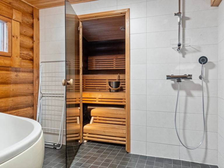 Vacation home with terrace & sauna — photo 3