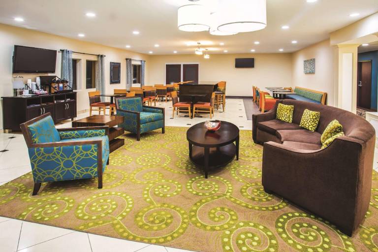 La Quinta Inn & Suites by Wyndham Evansville — photo 2