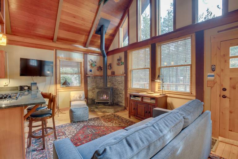 1 Mi to Beach Peaceful Studio w Deck in Tahoma