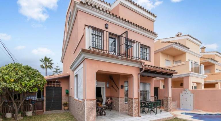 Vacation home with BBQ, private pool & patio in Estepona