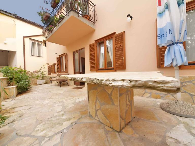 Holiday apartment in the centre with terrace — photo 3