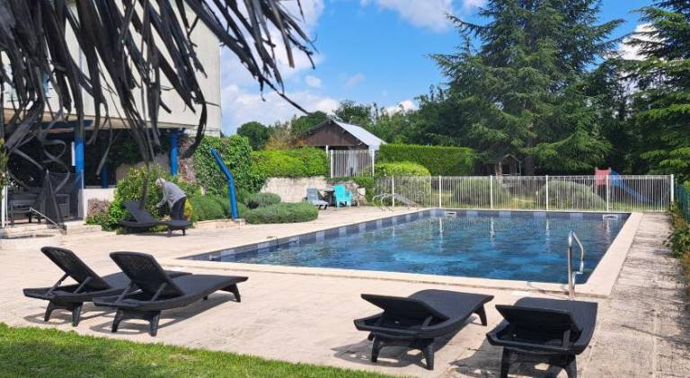 Apartment with pool, garden & patio — photo 5