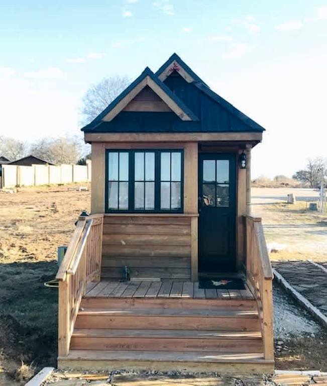 Comfortable Tiny House Rental Ideal for Texas Glamping