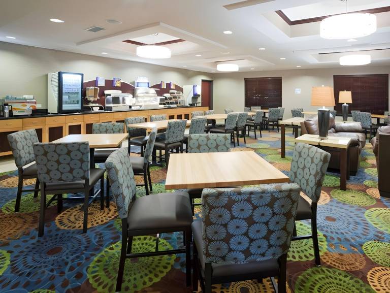 Holiday Inn Express Hotel and Suites Fort Dodge By IHG — photo 4