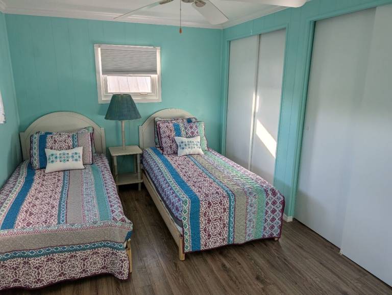 Mobile home with pool, jacuzzi & yard | Garden view — photo 4