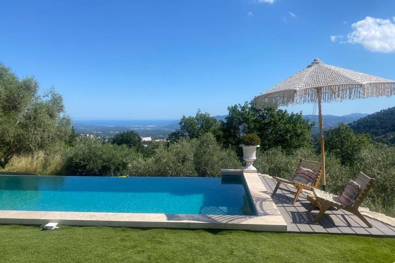 Villa with yard, pool & patio | Nature view — photo 2