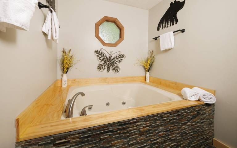 Over the Top - Pets Welcome, Mountain Views, Hot Tub, Wood-burning Fireplace — photo 4