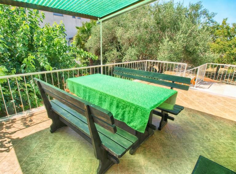 Rental apartment with patio — photo 2