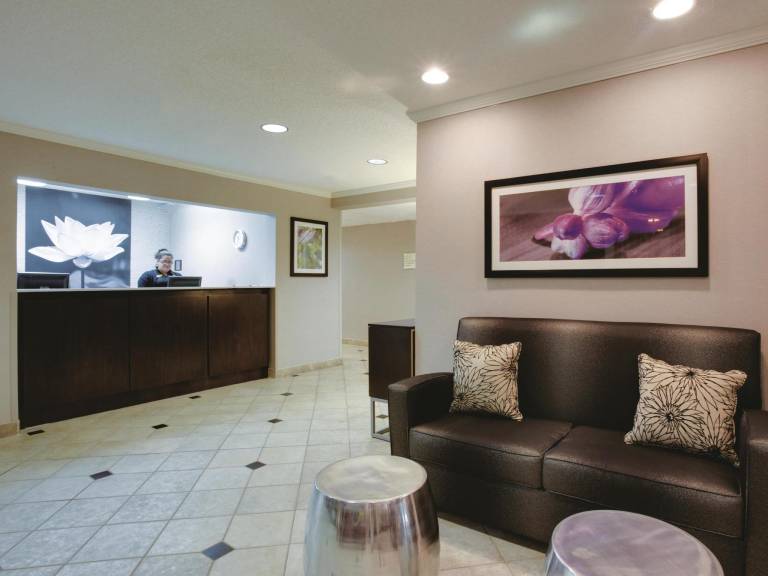 La Quinta Inn & Suites by Wyndham Harrisburg Airport Hershey — photo 4