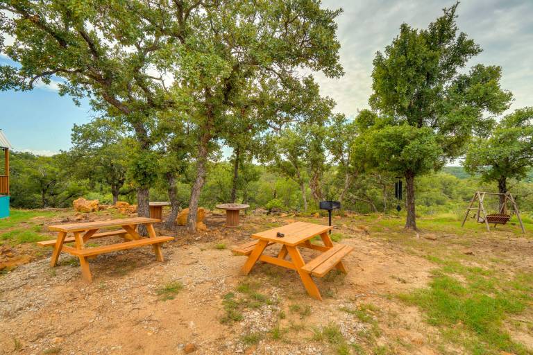 'Galactikitty' - Quirky Cabin Near Lake Brownwood! — photo 2