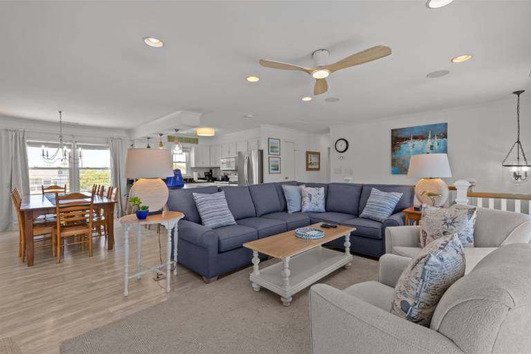 Beachy Bungalow 575 ft to the beach Private Pool and Hot Tub — photo 5
