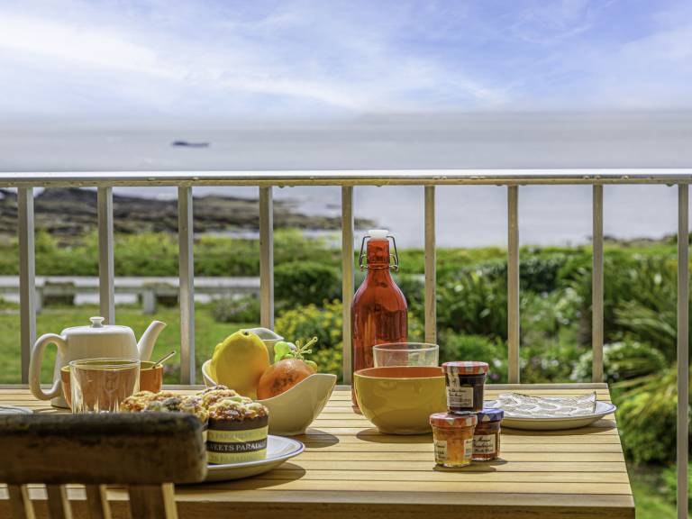 Rental apartment with patio & garden | Sea view — photo 2