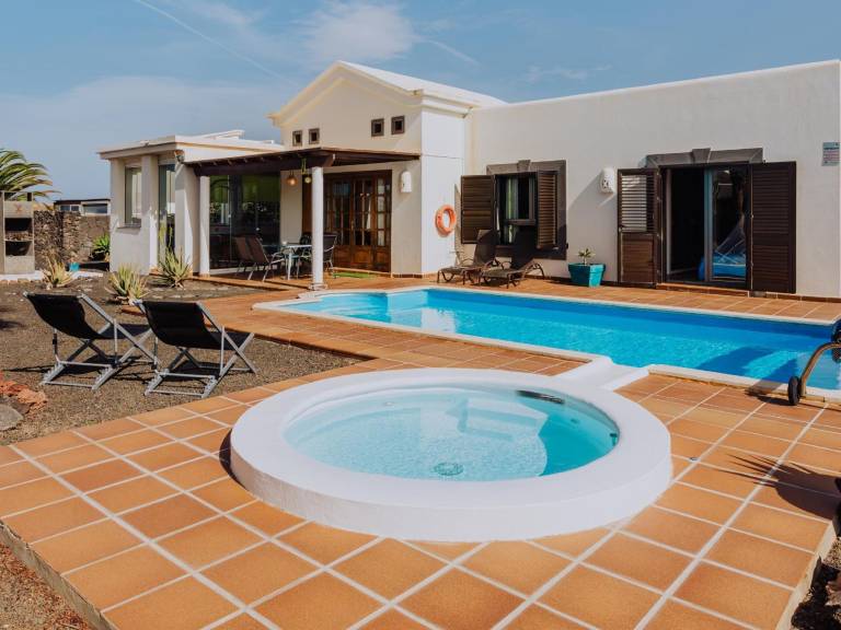 Rental apartment with hot tub & pool | Perfect for remote work in Yaiza