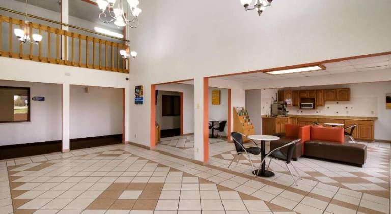 Motel 6 Davenport, IA — photo 2