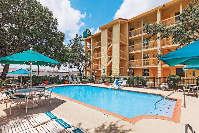 La Quinta Inn by Wyndham San Antonio I-35 N at Toepperwein — photo 2