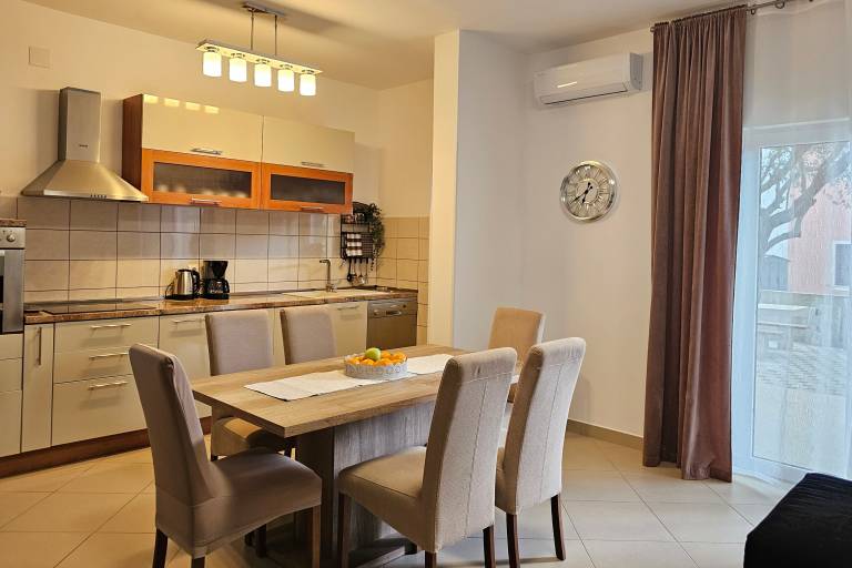 Rental apartment with yard, patio & grill — photo 4