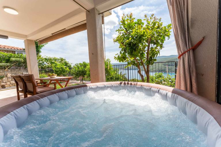 Rental apartment with BBQ & patio in Labin