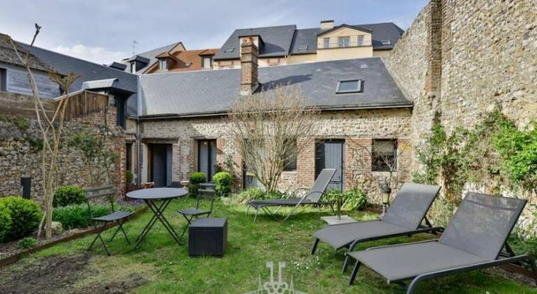 House with garden & patio in Lisieux