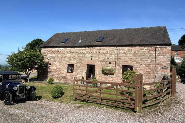 Classy 2 Bed Barn Polar Bears Chatsworth