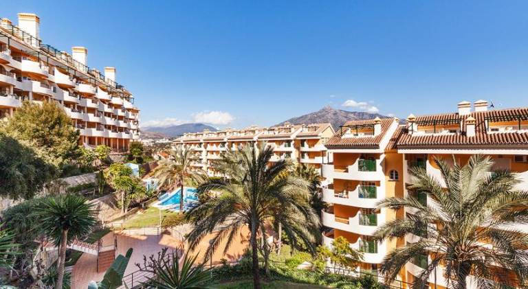 Serviced apartment with terrace, pool & yard in Marbella