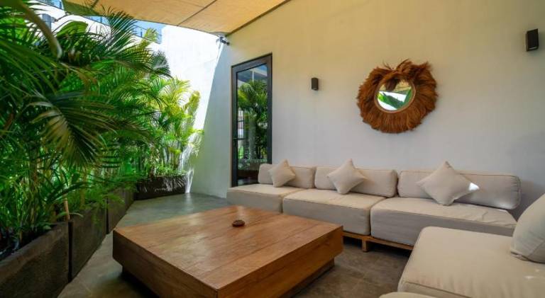 Villa with pool — photo 5