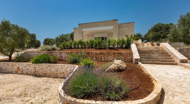 Fully equipped villa with terrace, hot tub & yard | Pets allowed in Ostuni
