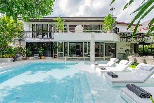 1800 m² Villa