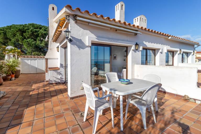 Apartment with pool, garden & patio | Beach view — photo 4
