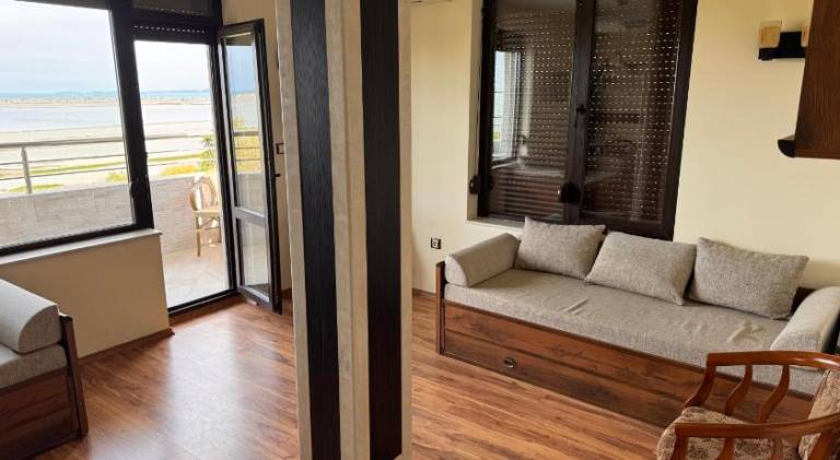 Apartment with patio — photo 2