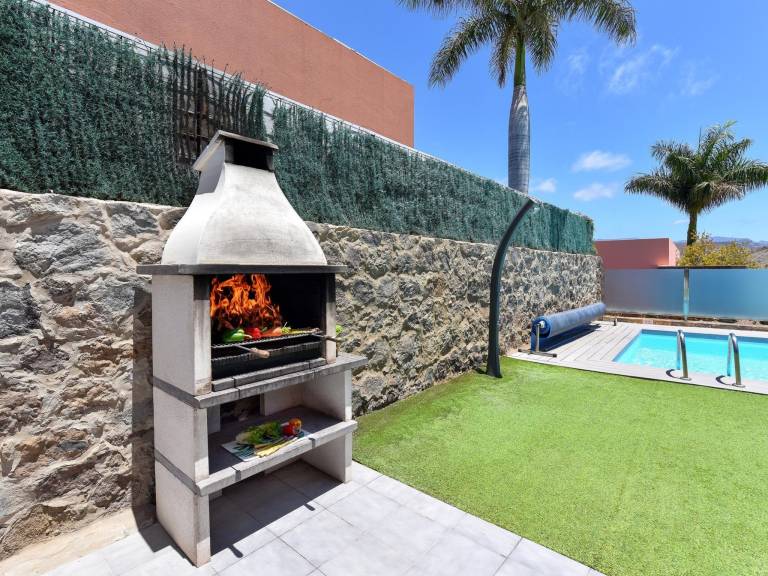 House with private pool, yard & barbecue — photo 3